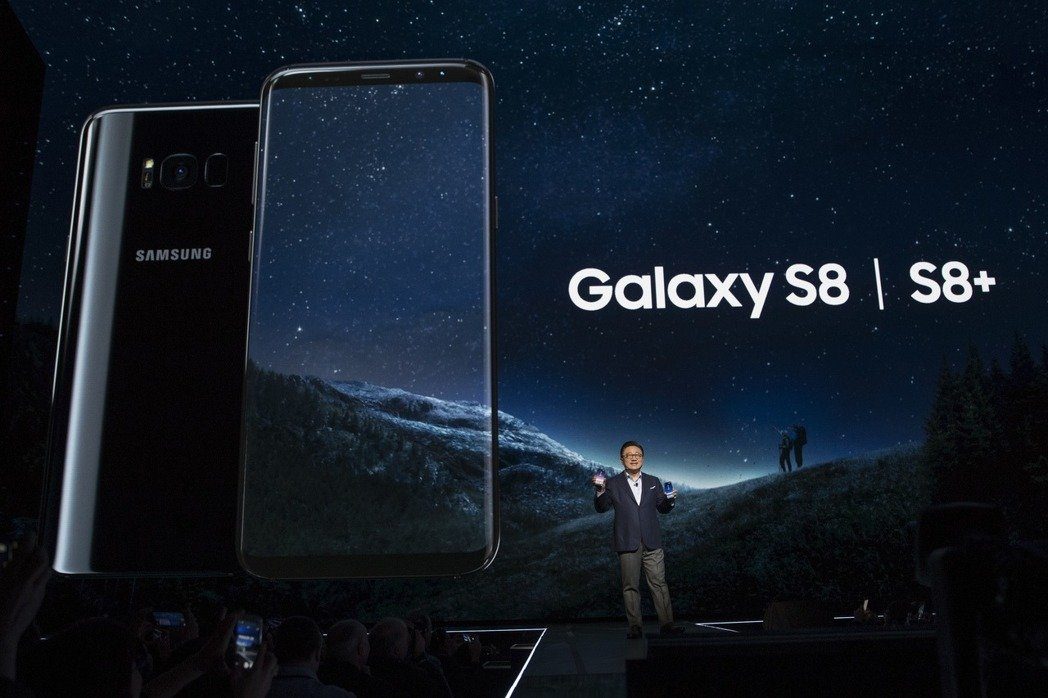 三星电子正式发表Galaxy S8与S8+旗舰手机。（图／载自美联社）