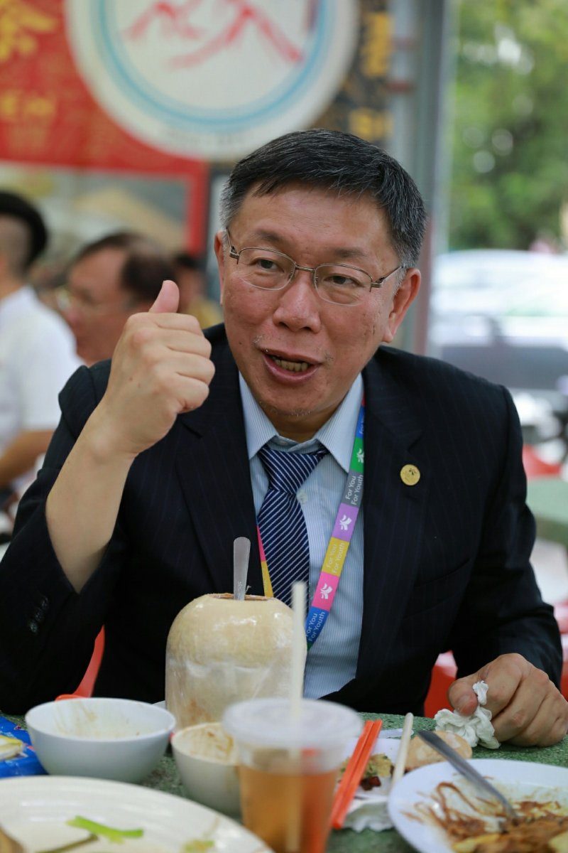 台北市长柯文哲扺达吉隆坡，并品尝了知名的肉骨茶。（图／载自台北市政府）