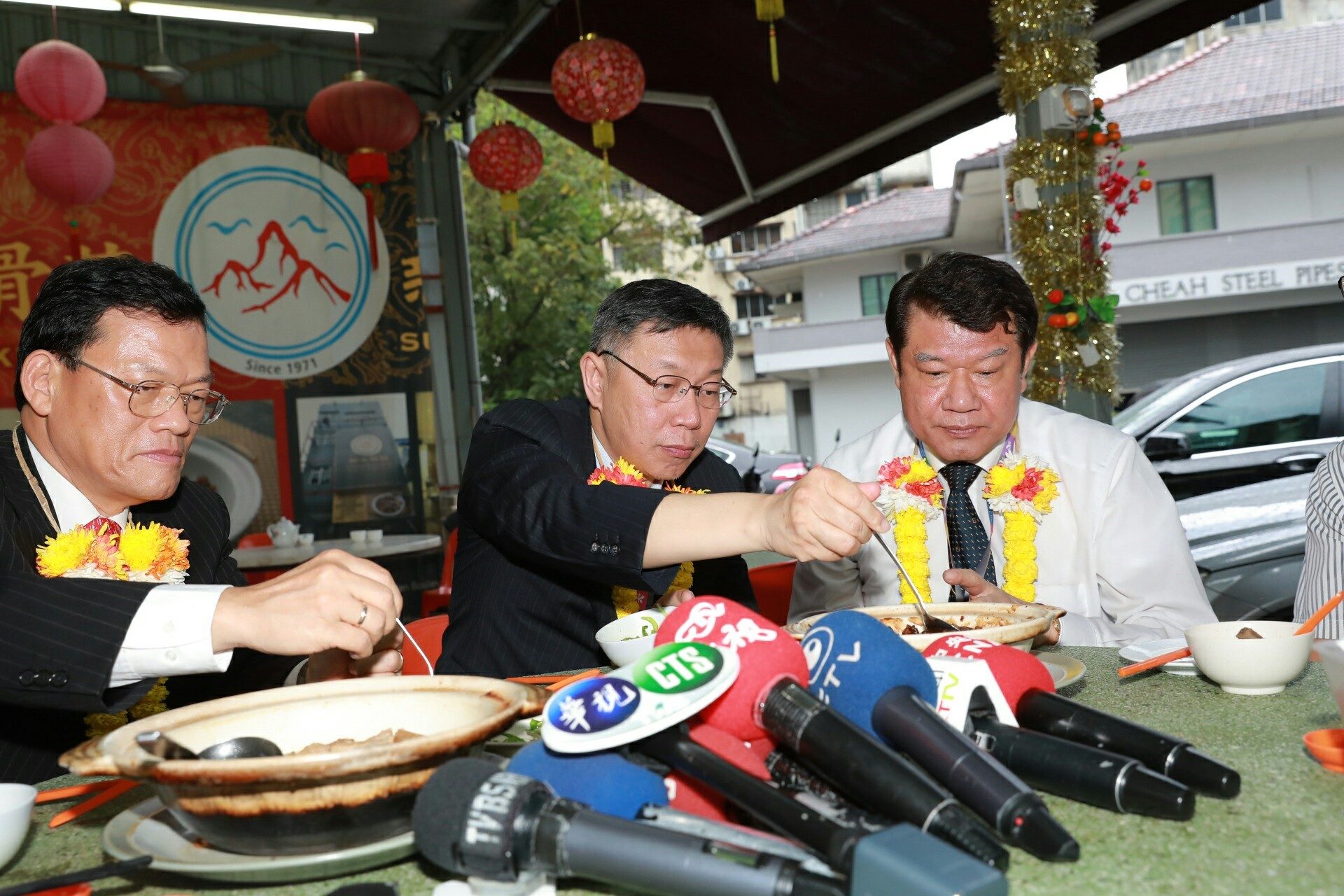 台北市长柯文哲26日在经过约4小时多的飞行后抵达马来西亚首都吉隆坡，第一站公开行程来到新峰肉骨茶店品尝马来西亚道地的风味美食。（图／载自中华社区报刊联合新闻网）