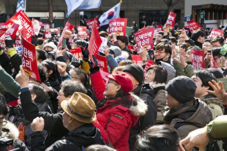 韩国宪法法院对总统弹劾案进行宣判，宣布罢免朴槿惠的总统职务。当天韩国国民在宪法法院前听闻宣判后欢呼的场面。 （图／载自大纪元）