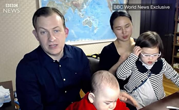 韩国釜山大学政治学教授罗勃特凯利日前接受BBC电视台直播专访时，因他的两个小孩意外乱入而窜红，事後他们全家接受电视台访问。 图／BBC NEWs Youtube截图