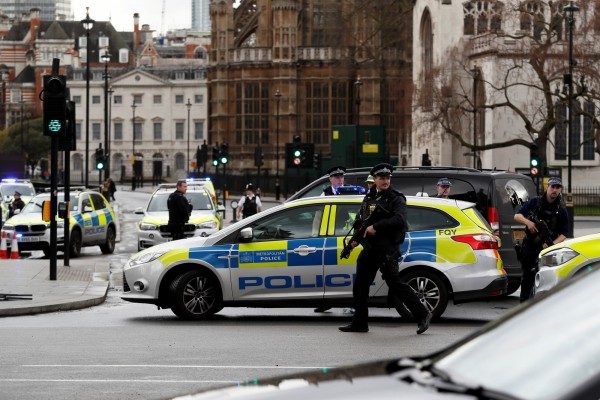 英国警方加强戒备。 （图／载自路透）