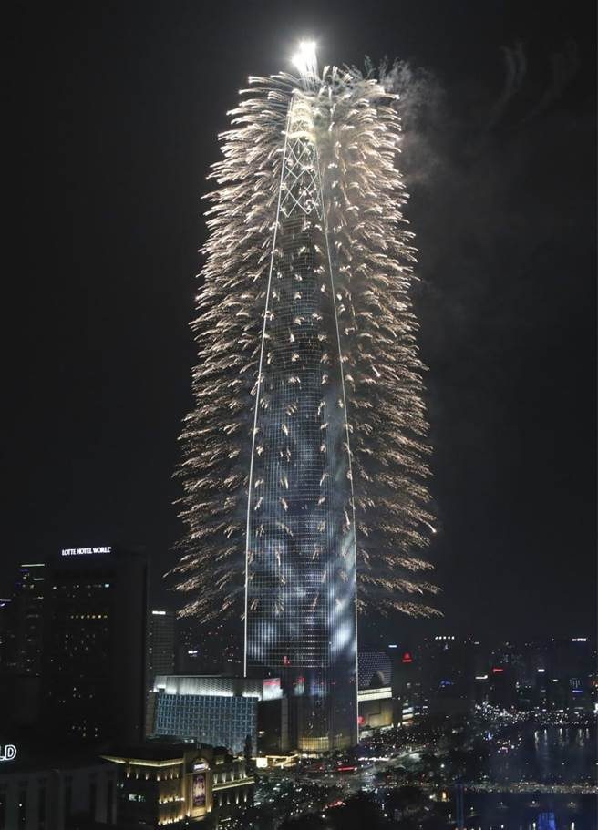 位于首尔的乐天世界塔，以盛大的烟火秀迎来开幕。 （图/美联社）