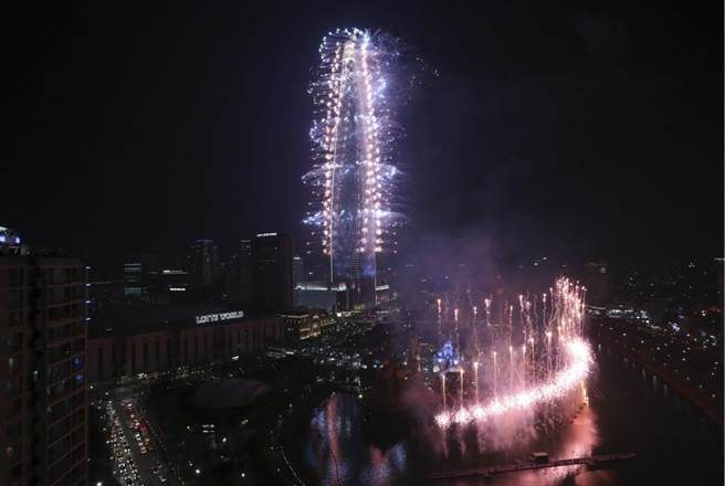 全球第五高楼、韩国最高大楼的乐天世界塔于本月2日正式开幕。（图／载自美联社）
