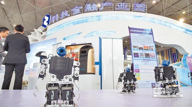 大陆电子商务研究中心监测数据显示，大陆众筹市场商机可观。图为2015年世界众筹大会贵阳开幕，一项机器人众筹项目展出。（图／载自新华社）