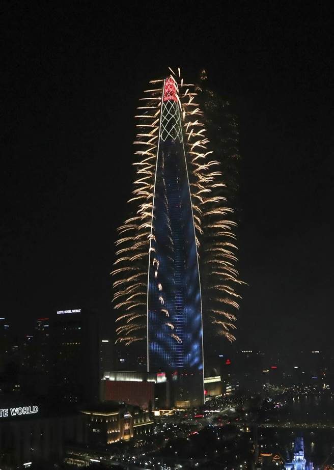 位于首尔的乐天世界塔，开幕的盛大烟火仪式。 （图/美联社）