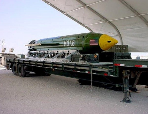 美军今天在阿富汗投了一枚GBU-43 / B大型空爆炸弹,这枚炸弹是除了核弹之外,威力最强强的炸弹(路透,2003年档案照)