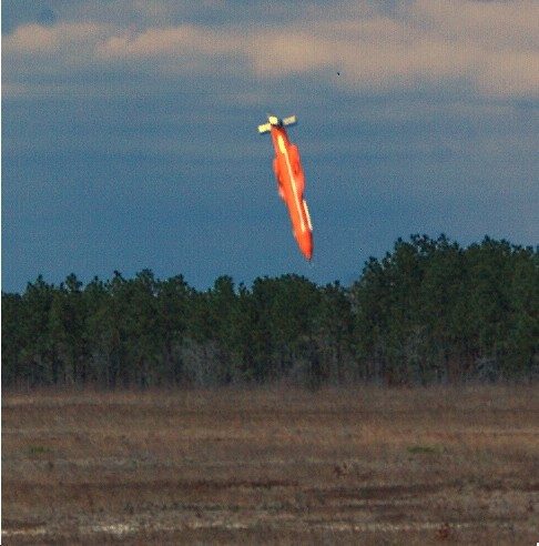GBU-43 / B大型空爆炸弹是由大型运输由高空投放,搭配降落伞及GPS导引系统,以强大的破坏力精准打击目标(法新社,2003年档案照)