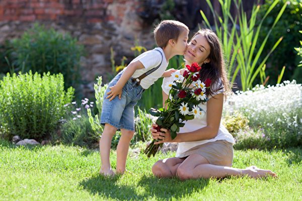 这个母亲节，着眼于妈妈的身心健康，爱她的你有很多事可做。(shutterstock)