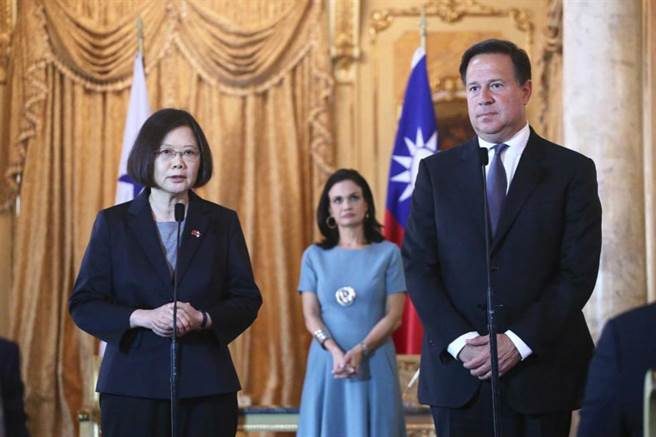 去年蔡英文总统（图左）才亲访巴拿马，与瓦雷拉总统（图右）相见欢。 （图/中央社）