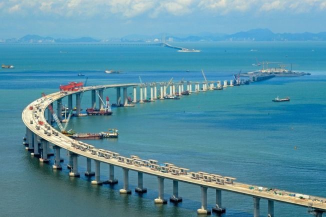 港珠澳大桥工地(2017年5月12日摄)。新华社照片