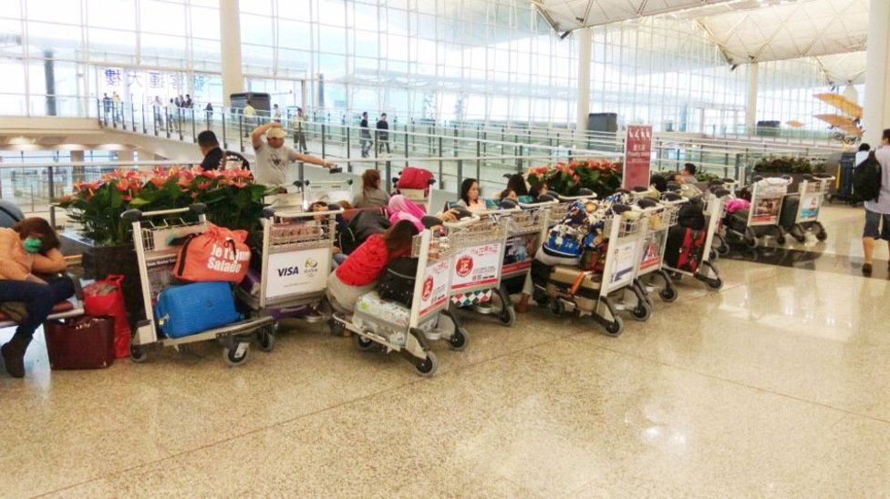 许多旅客无法登机，也无法离开机场。（图/取自BBC中文网）