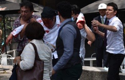 一名伤者被带离灾场，送院治疗。（法新社照片）