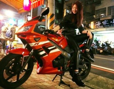 金睿贤就读能仁家商美容美发科,因为父亲是韩籍,她也曾到韩国读书。
