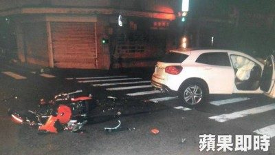 女大生骑车遭酒后驾驶马赛地车撞上,撞击力道猛烈,女大生腾空飞起,机车撞毁,女大生全身多处骨折,紧急送医不治。