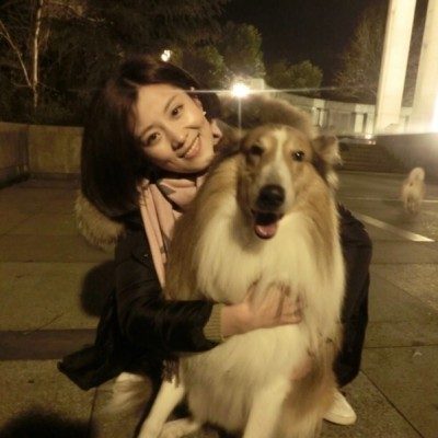 许艾菲和自家的狗狗合影。