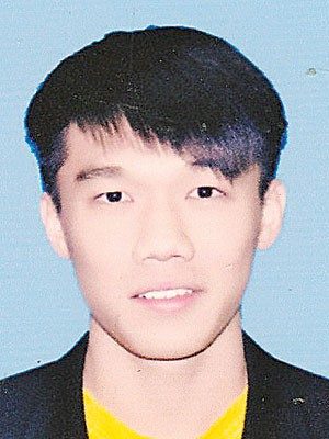 任国古老师持着校方要颁给张健豪的证书不禁感到难过。