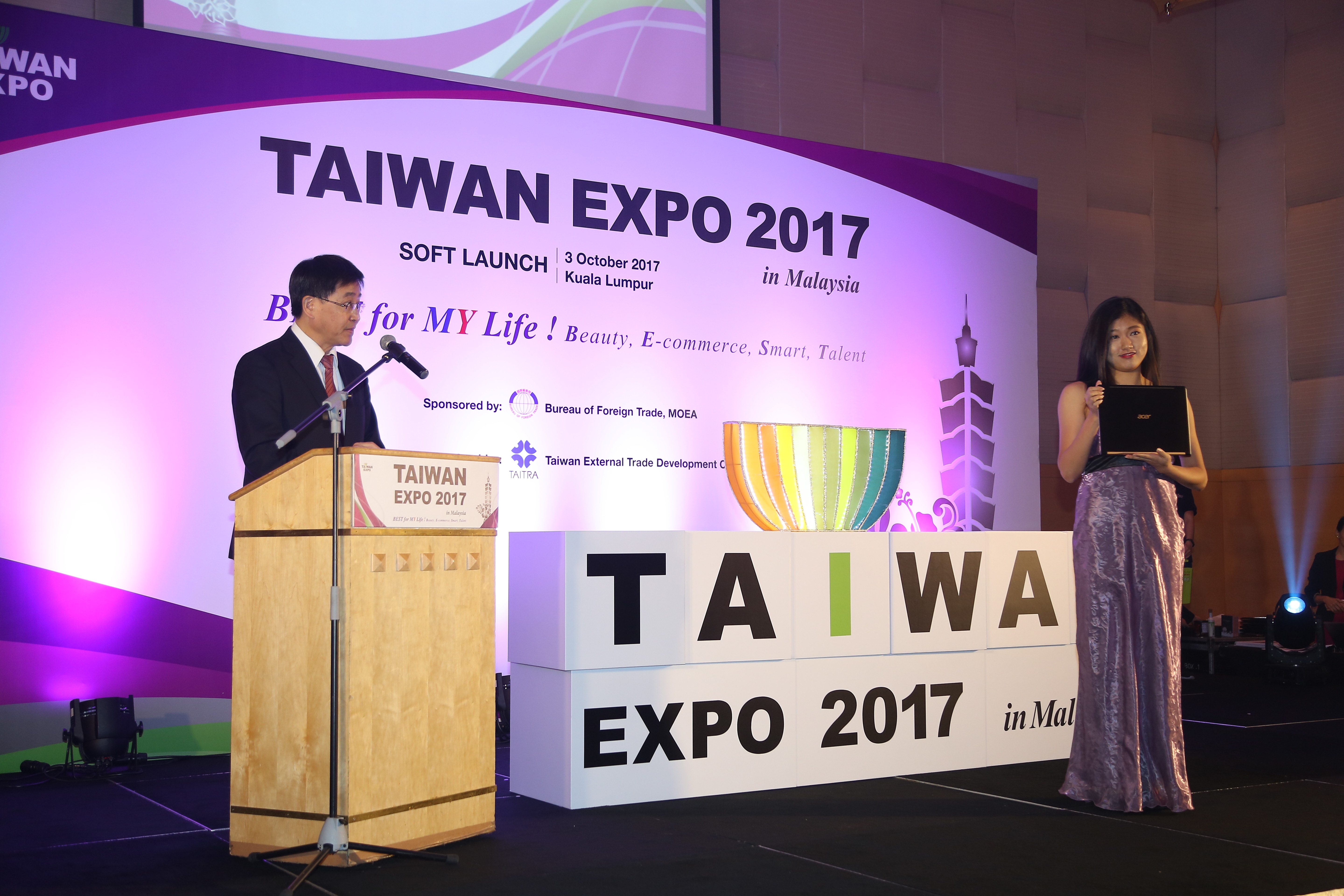 推介礼展示台湾亮点产品，图为宏碁新型轻薄笔电Acer Swift 7。