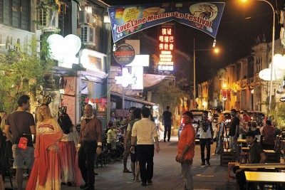 发扬华人传统文化绝不能间断，由于近来爱情巷局部封路风波闹得沸沸扬扬，主办单位决定今年一切从简，也没有提出封路申请，只愿达致文化交融目的。