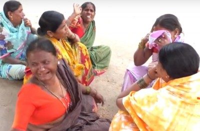 死者亲人静坐示威。