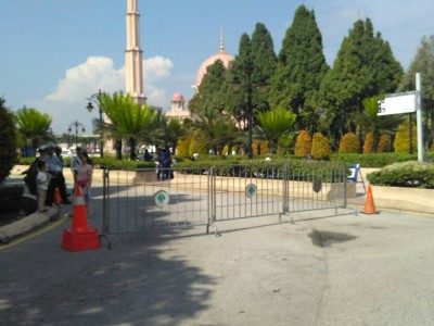 前往清真寺的道路已被封。