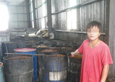施闵毓（红衣者）共同熬制馊水油，两人一起被味全公司求偿。