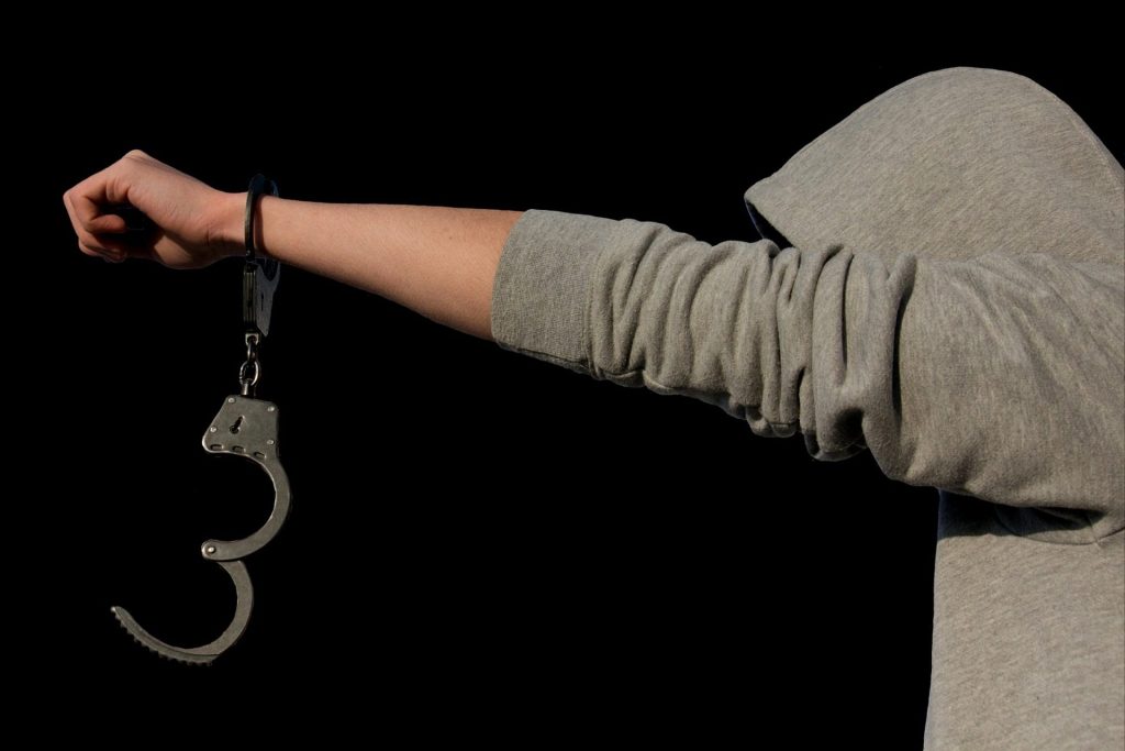 家有严管妻 男要求警方把自己关进牢房!