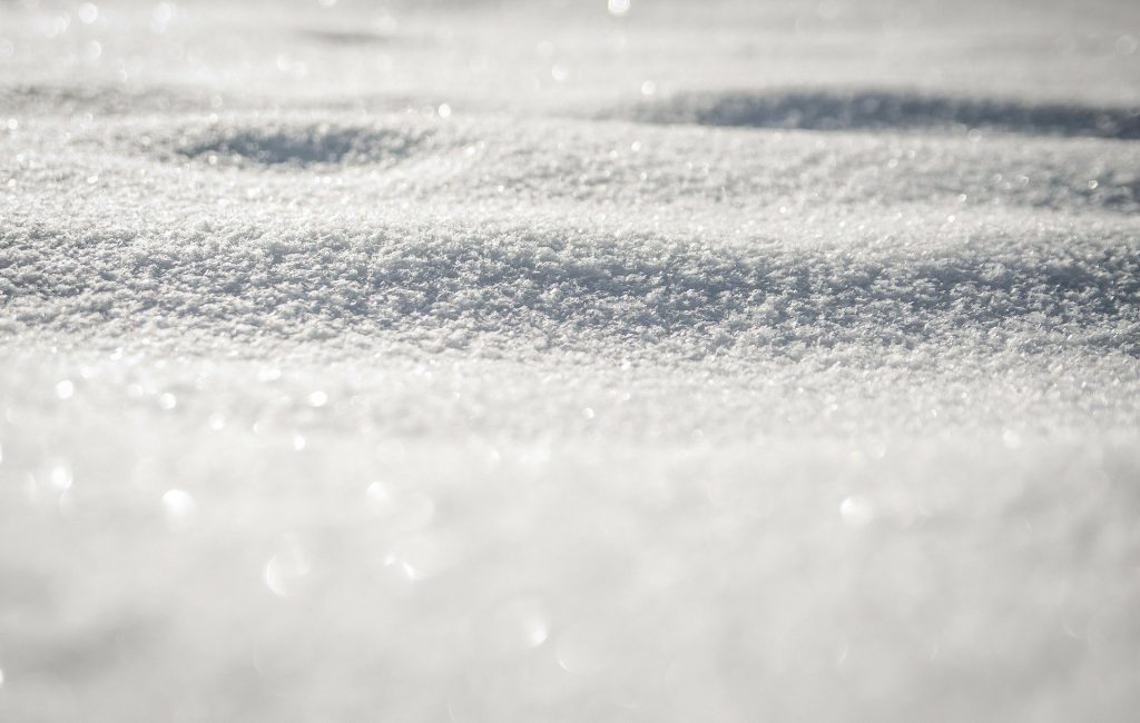 孩童在雪地里玩耍 意外发现失踪少女尸体!