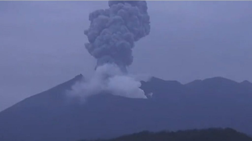 日本樱岛昭和火山口时隔5年再次喷发