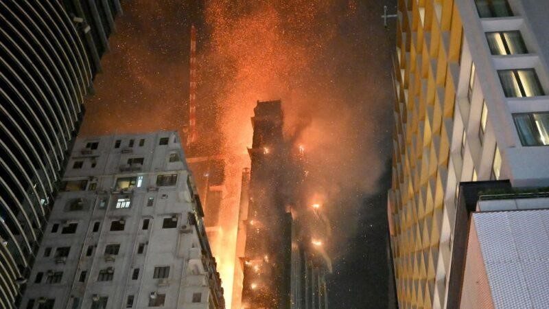 香港尖沙咀大楼失火 现场烈焰冲天如同科幻大片